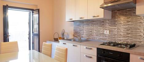 Fridge, oven, stovetop