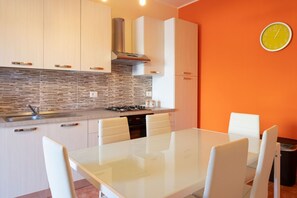 Fridge, oven, stovetop - Cozy detached villa of 156 sqm, on two levels, able to accommodate up to 9 people. The property is located in Pizzolungo, a coastal hamlet of Erice, an oasis of peace overlooking the crystalline sea of ​​​​western Sicily. A few minutes from Trapa (Pizzolungo)