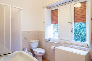 Regadera, secadora de cabello, bidet, toallas 