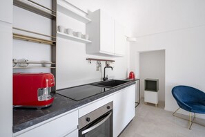 Kühlschrank, Ofen, Herdplatte, Wasserkocher mit Kaffee-/Teezubehör