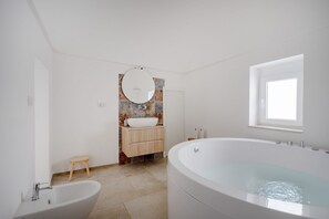 Een douche, een bubbelbad, een haardroger, een bidet