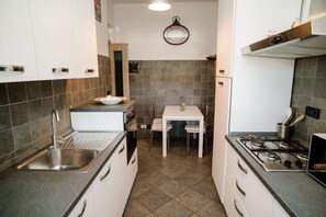 Microondas, horno, placa de cocina y máquina de hielo