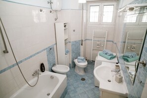 Haartrockner, Bidet, Handtücher, Toilettenpapier