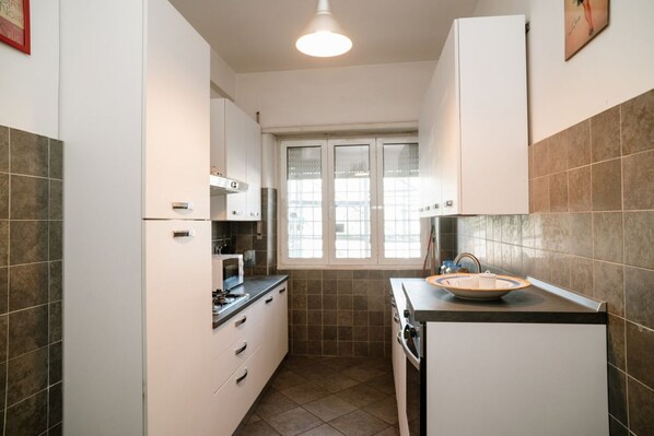 Microondas, horno, placa de cocina y máquina de hielo