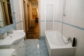 Secador de cabelo, bidê, toalhas de banho 