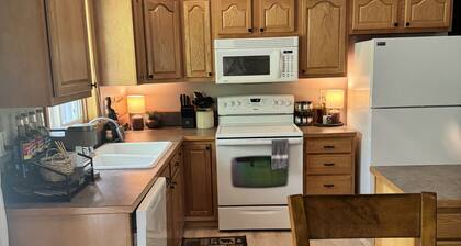 Cozy 2BR/2BA Coolin Getaway Steps Away From Priest Lake, Shops, Food, and Trails