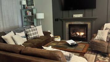 TV connectée, cheminée, livres