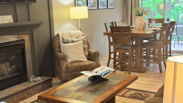 TV connectée, cheminée, livres
