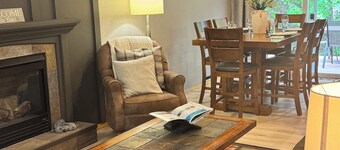 Cozy 2BR/2BA Coolin Getaway Steps Away From Priest Lake, Shops, Food, and Trails