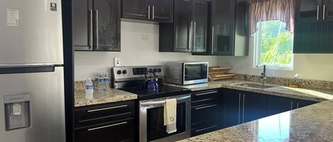 Geladeira, micro-ondas, fogão, cooktop