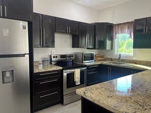 Jääkaappi, mikroaaltouuni, uuni, liesi