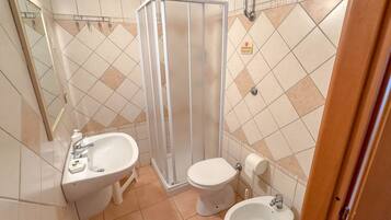 Dusche, Haartrockner, Bidet, Handtücher