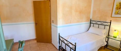 1 bedroom, desk, free WiFi, bed sheets