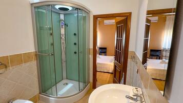 Douche, sĂšche-cheveux, bidet, serviettes fournies