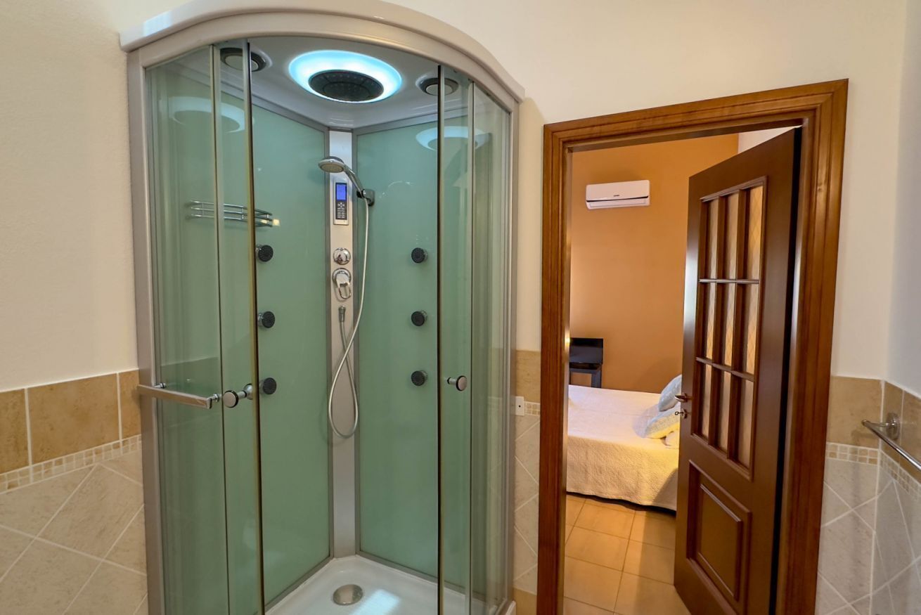 Een douche, een haardroger, een bidet, handdoeken