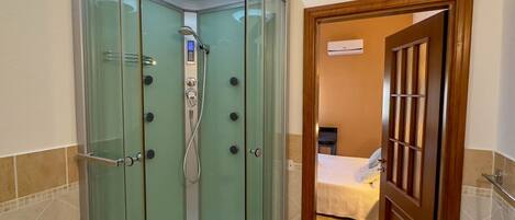Douche, sĂšche-cheveux, bidet, serviettes fournies