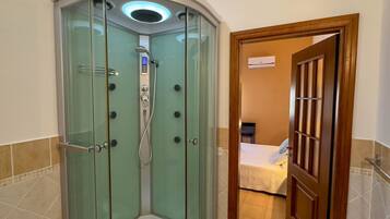 Douche, sèche-cheveux, bidet, serviettes fournies