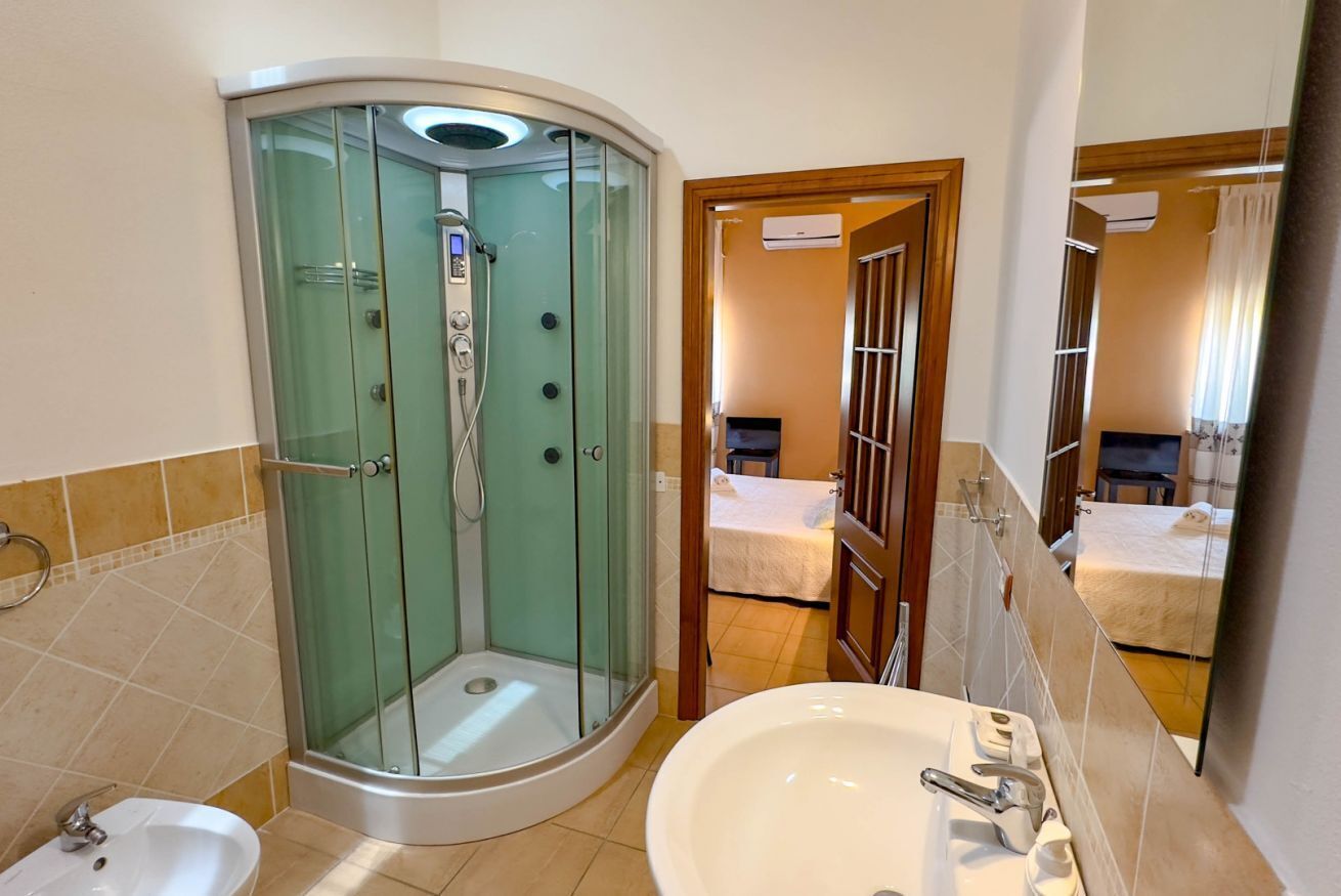 Ducha, secador de pelo, bidet, toallas