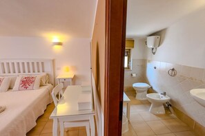 Douche, sèche-cheveux, bidet, serviettes fournies