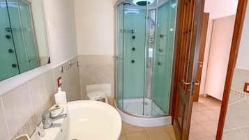 Douche, sĂšche-cheveux, bidet, serviettes fournies