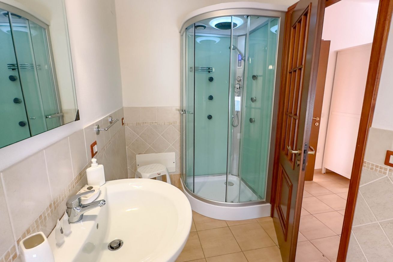 Douche, sèche-cheveux, bidet, serviettes fournies