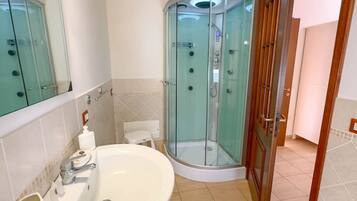 Douche, sèche-cheveux, bidet, serviettes fournies