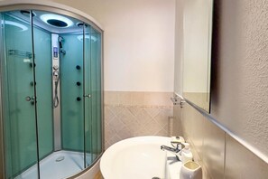 Bruser, hårtørrer, bidet, håndklæder