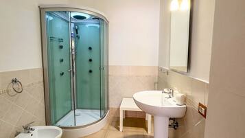 Dusche, Haartrockner, Bidet, HandtĂŒcher