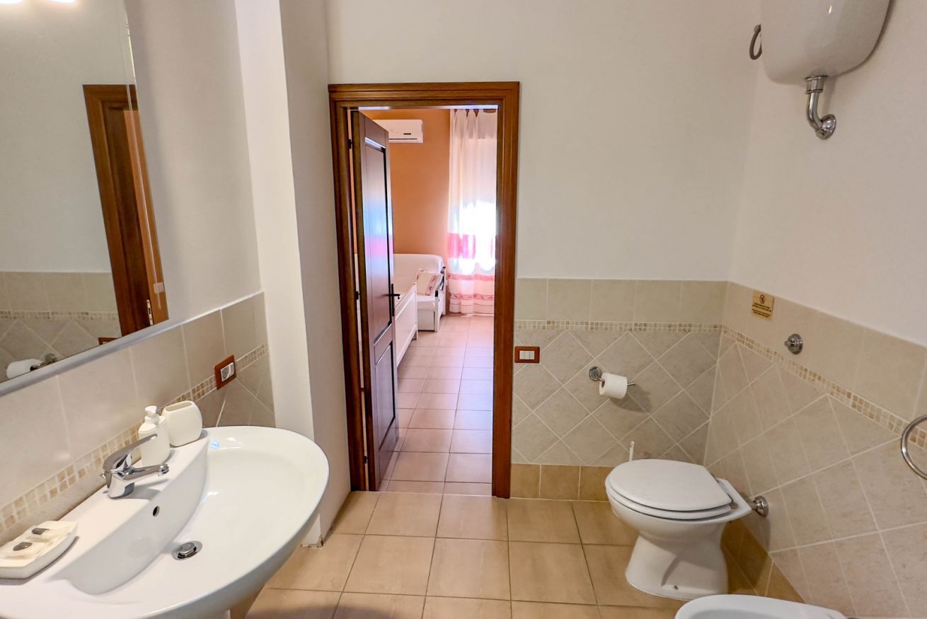 Douche, sèche-cheveux, bidet, serviettes fournies