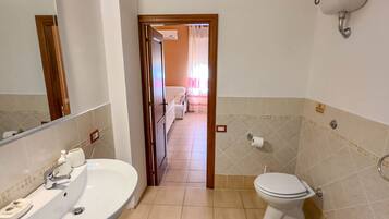 Douche, sèche-cheveux, bidet, serviettes fournies