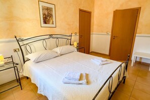 1 slaapkamer, een bureau, gratis wifi, beddengoed