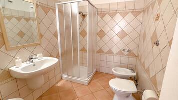 Dusche, Haartrockner, Bidet, Handtücher