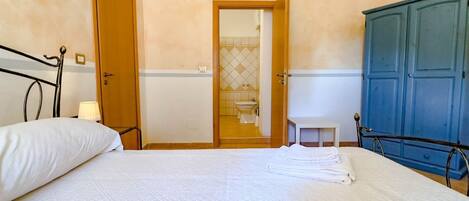 1 bedroom, desk, free WiFi, bed sheets