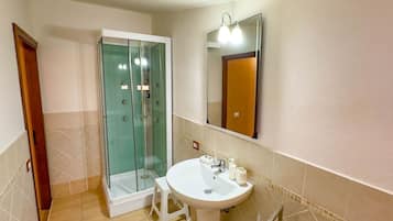 Dusche, Haartrockner, Bidet, Handtücher