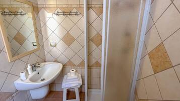Douche, sĂšche-cheveux, bidet, serviettes fournies