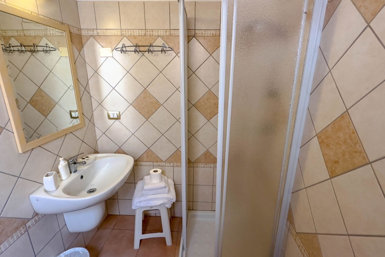 Douche, sèche-cheveux, bidet, serviettes fournies