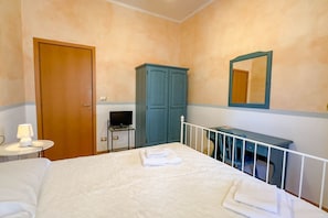 1 bedroom, desk, free WiFi, bed sheets