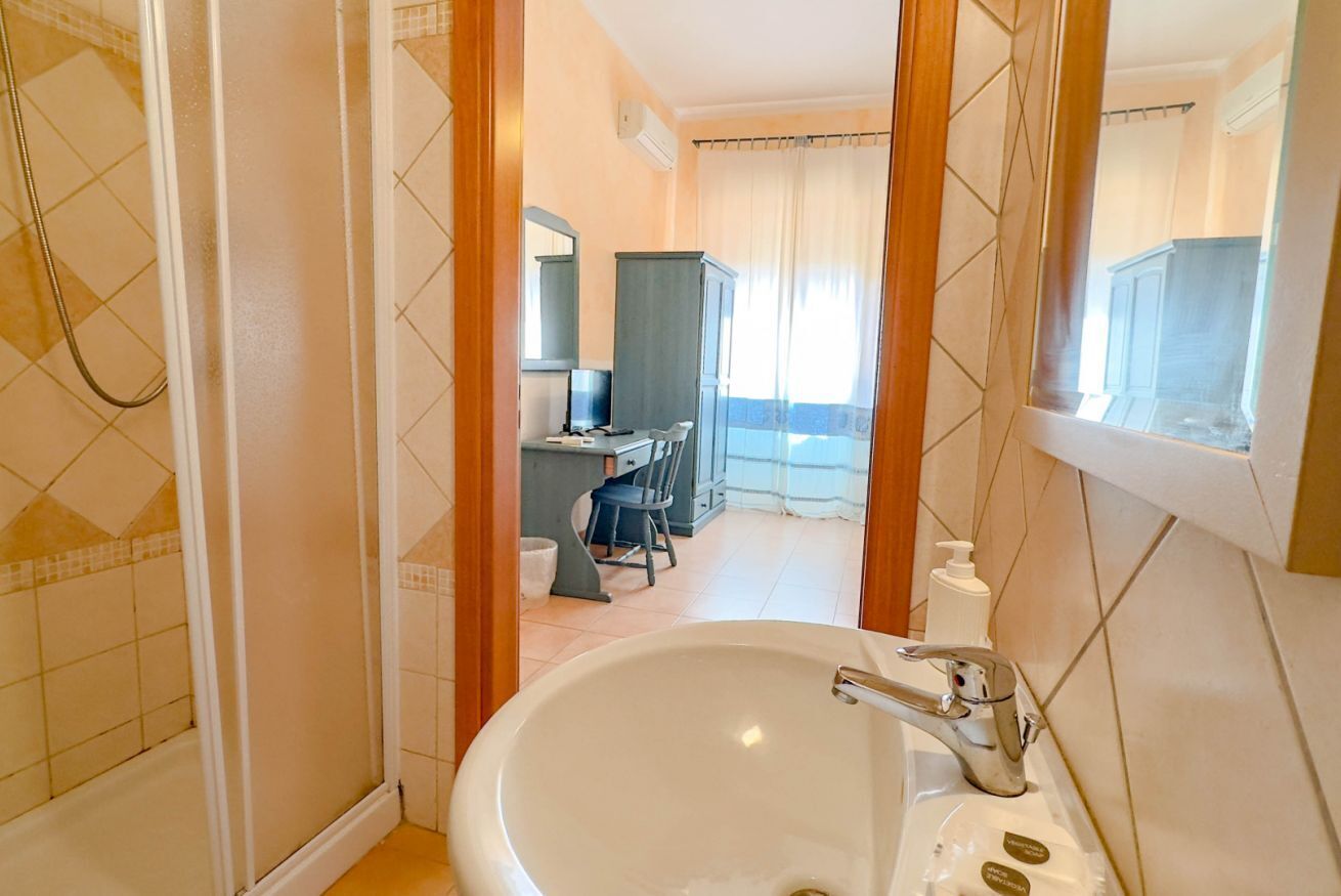 Douche, sèche-cheveux, bidet, serviettes fournies