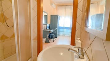 Douche, sèche-cheveux, bidet, serviettes fournies