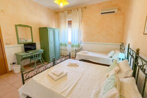 1 bedroom, desk, free WiFi, bed sheets - Su Recreu 'E Mare  204- Triple room  (Bosa)