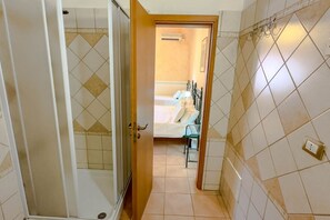 Douche, sèche-cheveux, bidet, serviettes fournies
