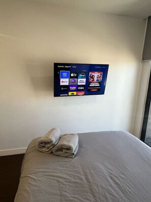 2 bedrooms, iron/ironing board, WiFi