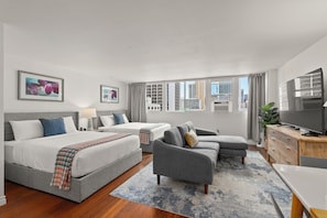 Schreibtisch, Bügeleisen/Bügelbrett, Reisekinderbett, WLAN