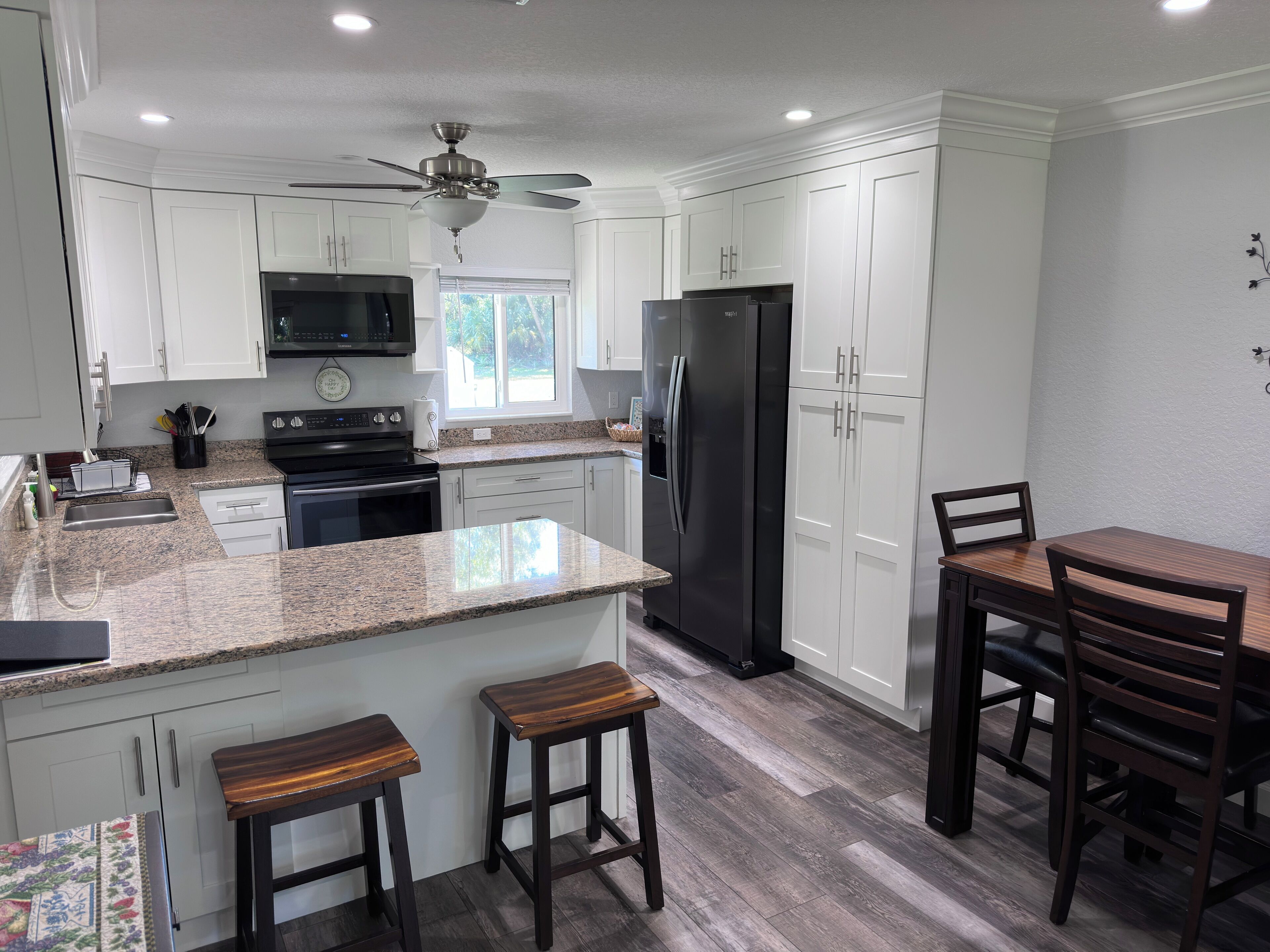 Jääkaappi, mikroaaltouuni, uuni, liesi