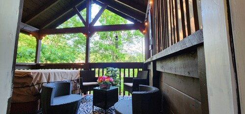 Morning Mist Cabin – Arts & Crafts Gatlinburg, Hot Tub, Game Room