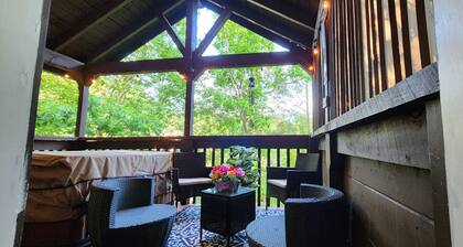 Morning Mist Cabin – Arts & Crafts Gatlinburg, Hot Tub, Game Room
