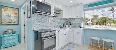 Réfrigérateur, four à micro-ondes, un four, surface de cuisson