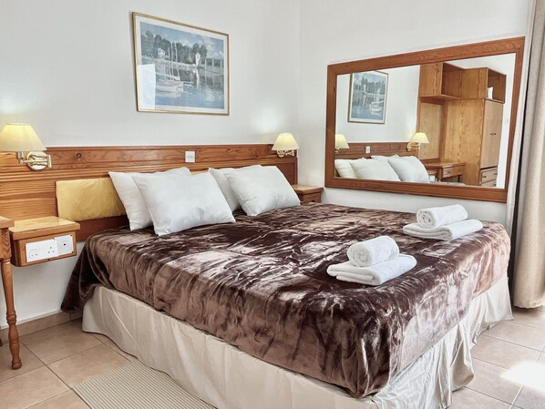 Iron/ironing board, free WiFi, bed sheets