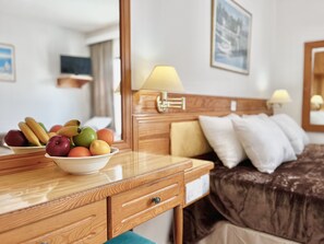 Iron/ironing board, free WiFi, bed sheets