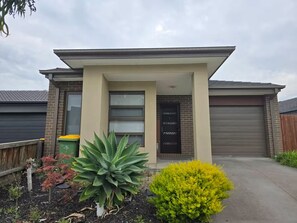 Interior entrance -  Serenity Home 7 by Hiverooms (Pakenham)